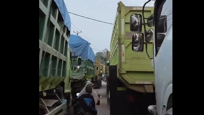 Warga Parung Panjang Kab. Bogor, Jawa Barat, setiap hari harus berjibaku dengan truk-truk tambang di jalanan, dengan resiko kecelakaan menghantui. (X@Heraloebss)